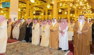 أمير الرياض يؤدي صلاة الميت على الأمير بدر بن عبدالمحسن بن عبدالعزيز