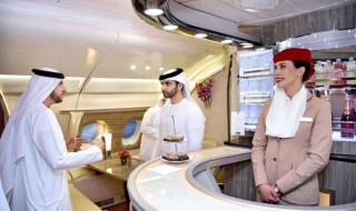 منصور بن محمد يطلع على جناح طيران الإمارات في سوق السفر العربي