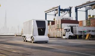 «موانئ دبي العالمية» تخصص 100 مركبة كهربائية لنقل الحاويات بين المحطات