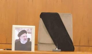 كرسي فارغ ووشاح أسود يخيم على اجتماع حكومي في إيران