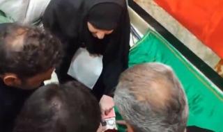 ابنة قاسم سليماني تضع خاتمه مع جثة عبد اللهيان (فيديو)