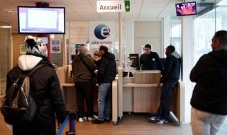 فرنسا تعتزم تقليص الإعانات المقدمة للعاطلين عن العمل مع تزايد ضغط الديون