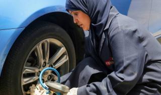 ميكانيكيات سعوديات يزاحمن الرجال في ورشة لإصلاح السيارات