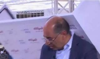 لوحة تسقط على وزير أردني سابق خلال لقاء تلفزيوني