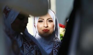 “ثوب
الفرح”
عرس
جماعي
في
غزة
بين
ركام
الحرب