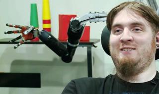 تتحكم
      في
      حركة
      الأطراف
      الصناعية..
      إيلون
      ماسك
      يكشف
      عن
      تطوير
      شريحة
      الدماغ