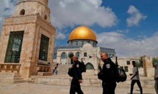 عشرات المستوطنين يقتحمون باحات الاقصى واعتقال 21 فلسطينيا من الضفة