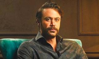 محمد
إمام
يكشف
ملامح
مسلسله
الرمضاني..
أغرب
قصة
حب
مع
هذه
النجمة