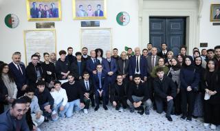 رئيس
مجلس
الأمة
يستقبل
وفدًا
من
أبناء
الجالية
الوطنية
المقيمة
بالخارج