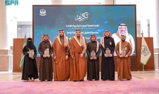 أمير
    منطقة
    الباحة
    يكرّم
    وحدة
    العمل
    التطوعي
    بإدارة
    الموارد
    البشرية
    بالإمارة