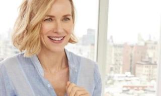 كيف حوّلت نعومي واتس تجربتها مع سن اليأس إلى رسالة عامة؟