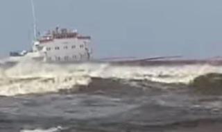 جنوح السفينة «FENER» على شاطئ بورسعيد بسبب ارتفاع الأمواج وشدة الرياح.. صور