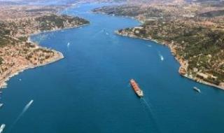 توقف
الملاحة
فى
مضيق
الدردنيل
بتركيا
بعد
تعطل
محرك
ناقلة
نفط