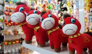 دمية
      الحصان
      الباكي..
      خطأ
      عامل
      يتحوّل
      إلى
      سلعة
      رائجة