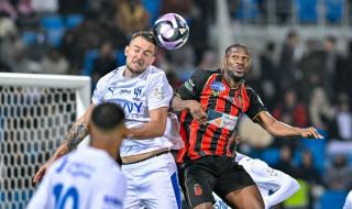 بعشرة
      لاعبين..
      الرياض
      يوقف
      سلسلة
      انتصارات
      الهلال