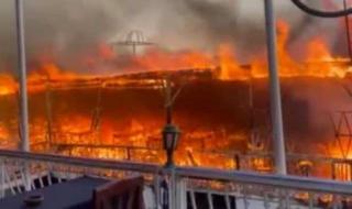 النيابة تعاين حريق مركب سياحى بكورنيش أسوان.. صور