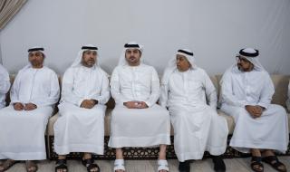 مكتوم بن محمد يقدم واجب العزاء في وفاة عمر أحمد البلوشي