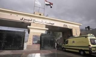 معبر
رفح
يستقبل
أولى
حالات
الدفعة
الخامسة
من
مصابى
غزة