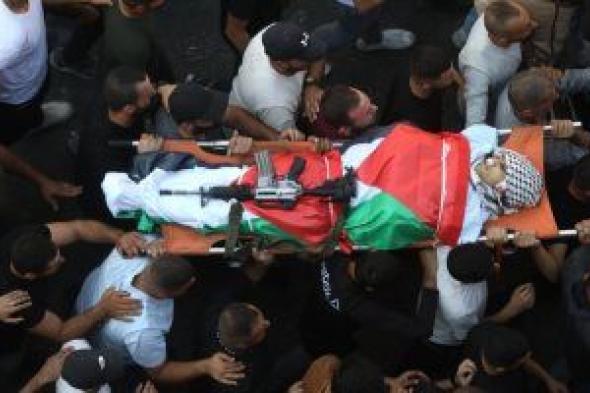 تشييع جنازة شهداء فلسطينيين جراء الغارات الإسرائيلية على مخيم جنين