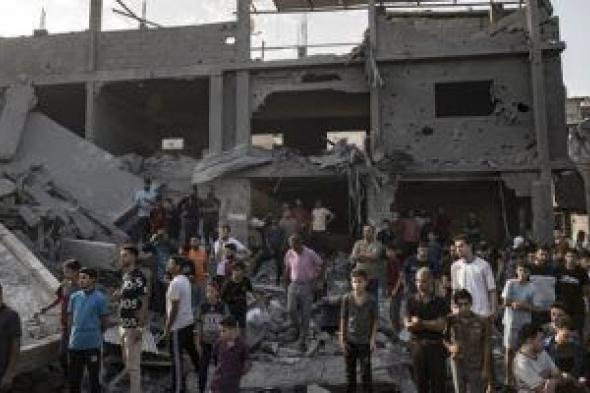 آثار الغارات الجوية الإسرائيلية على مخيم المغازي بقطاع غزة