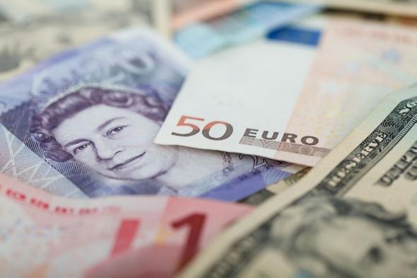الإسترليني يرتفع مقابل الدولار وينخفض أمام اليورو