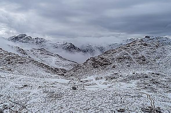 بالفيديو.. تساقط الثلوج على مرتفعات جبل اللوز في تبوك