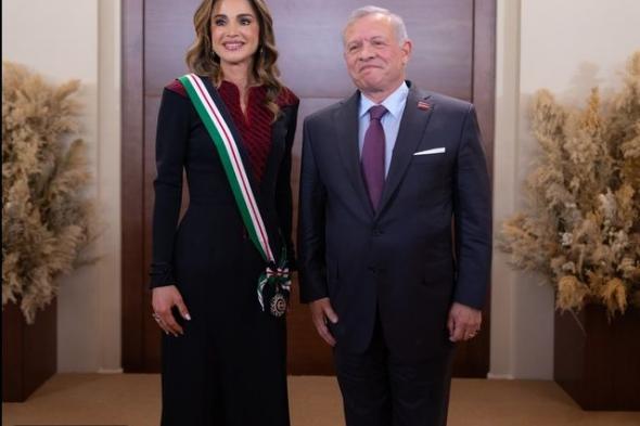 الملك عبد الله يقلد الملكة رانيا وسام النهضة المرصع