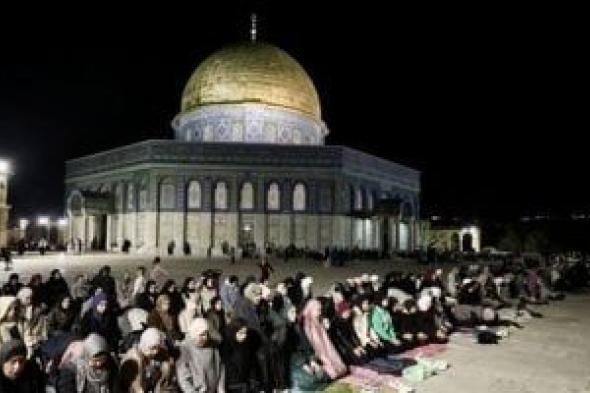 رغم الحصار.. آلاف الفلسطينيين يؤدون صلاة الترويح في المسجد الأقصى