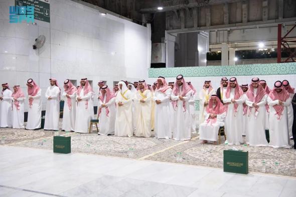 نائب أمير مكة يؤدي صلاة الميت على الأمير خالد بن فيصل بن عبدالله آل عبدالرحمن آل سعود بالمسجد الحرام