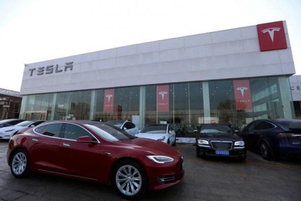 «تيسلا» تُخفض إنتاج السيارات بالصين وسط تباطؤ نمو مبيعات «الكهربائية»
