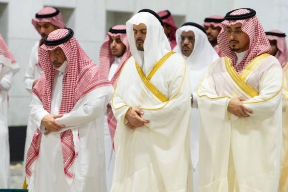 نائب أمير مكة يؤدي صلاة الميت على الأمير خالد بن فيصل بن عبدالله بالمسجد الحرام