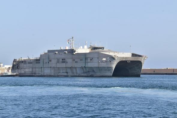 بالصور: رُسُو سفينة عسكرية أمريكية بميناء الجزائر 