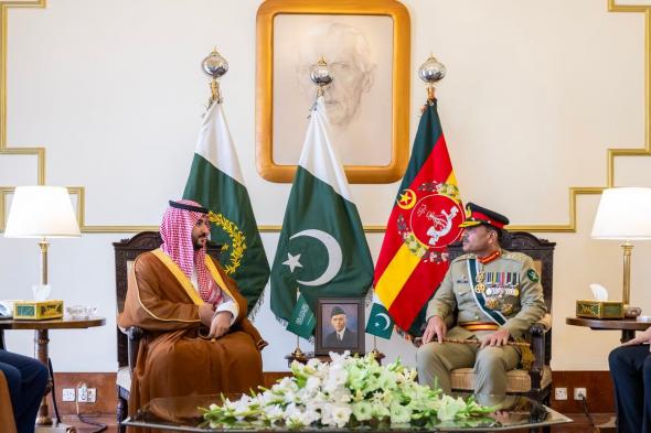 وزير الدفاع وقائد الجيش الباكستاني يستعرضان الشراكة الاستراتيجية