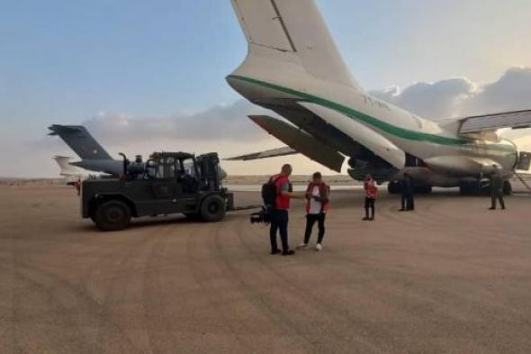 وصول المساعدات الإنسانية الجزائرية الموجهة للفلسطينيين إلى مطار العريش بمصر