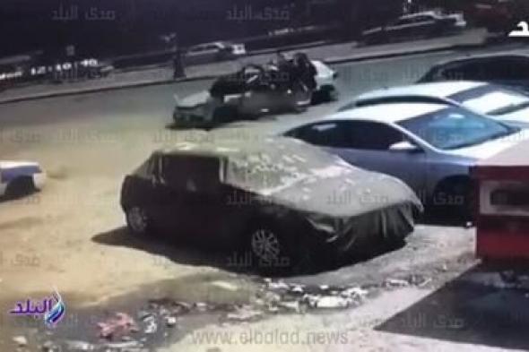 لحظة إطاحة سيارة طائشة فى بورسعيد بـ 4 مواطنين أمام كلية العلوم