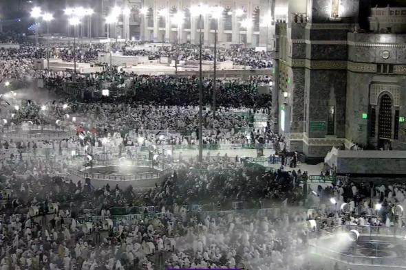 رذاذ الماء يلطف الأجواء على الحشود المليونية بالمسجد الحرام ليلة 27 رمضان