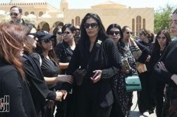 وصول جثمان والدة الفنانة التونسية ساندى على للمجمع الإسلامي