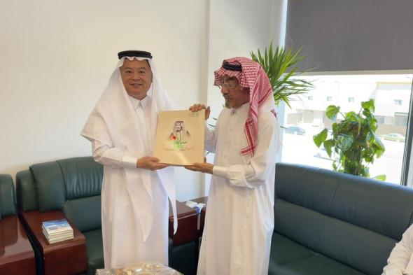 مرتديًا الزي السعودي.. السفير الصيني في زيارة وداعية لمركز البحوث والتواصل المعرفي