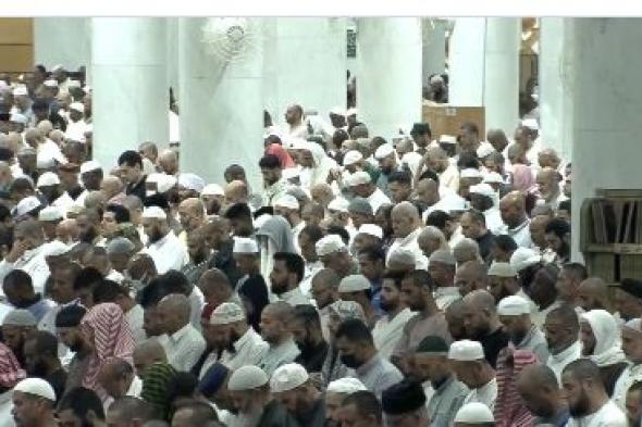 مشاهد روحانية من صلاة الفجر الأخير في رمضان بالمسجد الحرام