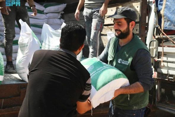 "سلمان للإغاثة" يوزع مساعدات غذائية لمتضرري الزلزال في محافظة إدلب السورية