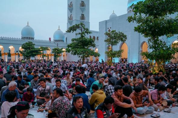 رفع وجبات إفطار الصائم لزوار مسجد الشيخ زايد في إندونيسيا إلى 12 ألفاً يومياً