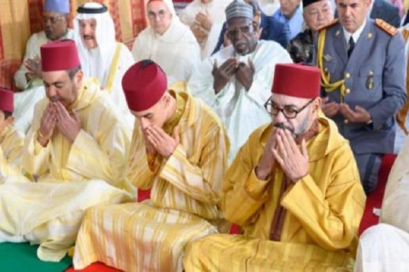 المغرب (+ فيديو): جلالة الملك يؤدي صلاة عيد الفطر ويتقبل التهاني بهذه المناسبة السعيدة