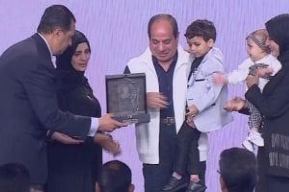 الرئيس السيسي يكرم عددا من أسر وأبناء الشهداء فى احتفالية عيد الفطر المبارك