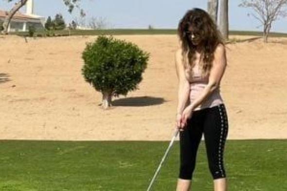 نجلاء بدر تقضى إجازة عيد الفطر في ممارسة رياضة الجولف