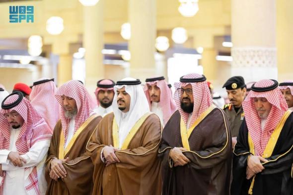 نائب أمير الرياض يؤدي صلاة الميت على الشيخ فهد بن عبدالله بن دليم
