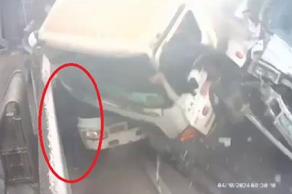 بين شاحنة وسور خرساني.. شاهد ما حدث لهذا الرجل في تايوان