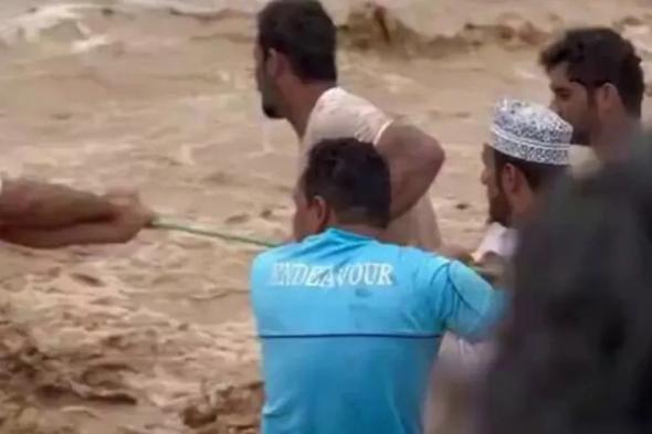 شاهد.. لحظة إنقاذ أطفال حاصرتهم السيول بولاية المضيبي في سلطنة عمان