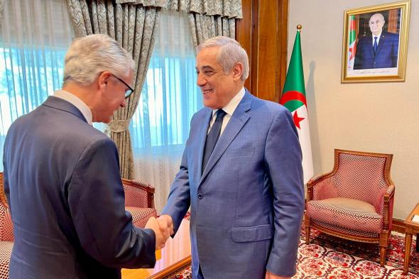 أدى له زيارة وداع.. الوزير الأول يستقبل سفير البرتغال