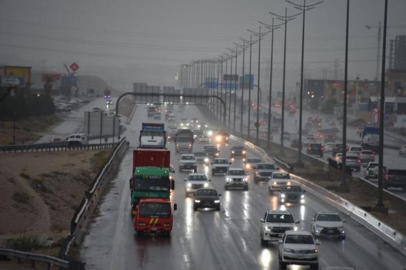 صور| إغلاق الأنفاق وتحذير قائدي السيارات بعد ارتفاع منسوب الأمطار بالشرقية