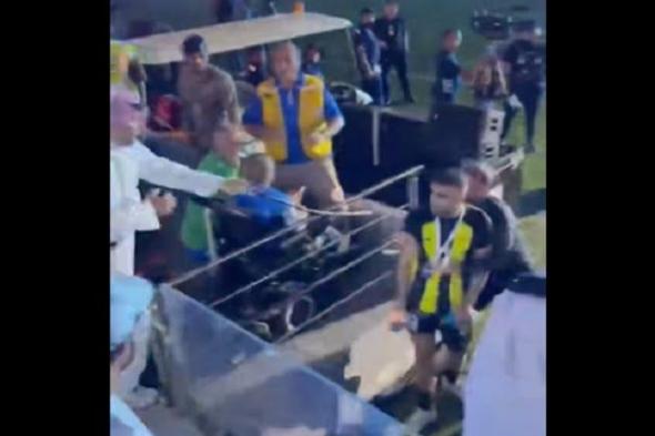 مشجع يعتدي على عبد الرزاق حمدالله بعد مباراة كأس السوبر السعودي (+فيديو)